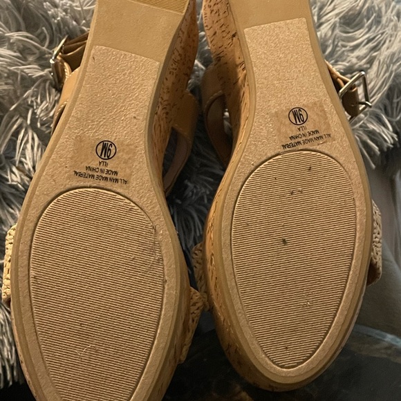 Super cute wedges! Perfect for summer! Size 9 - Picture 4 of 4